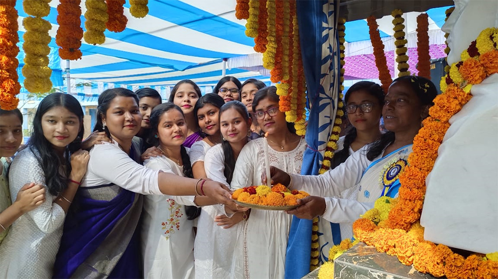 Statue of Vidyasagar in the school by the girls of Kanyashree Club ...